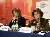 Kalliopi A. Bourdara, Atenas, Copresidenta de la Red Internacional de Mujeres de Metropolis (a la derecha) y Ximena Rincón, Presidenta del Consejo Regional de Santiago de Chile