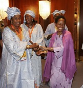 Anna Tibajuka, Directora Ejecutiva, UN-HABITAT con delegadas de Mali