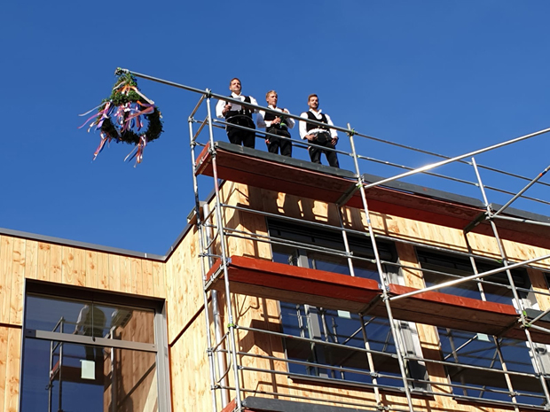 Richtkranz über der neuen Grundschule in der Sewanstraße