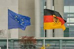 Zwei Flaggen im Wind, eine Europaflagge links und eine Deutschlandflagge rechts