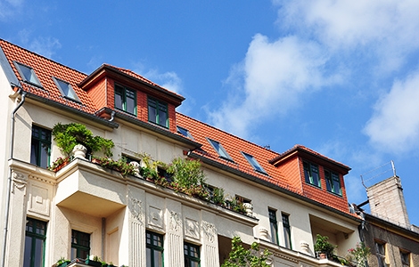 Fassade eines Berliner Mehrfamilienwohnhauses