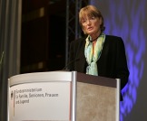 Catharina Tarras-Wahlberg, stellvertretende Bürgermeisterin von Stockholm, beim Grußwort