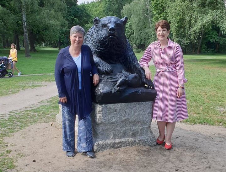 Senaorin Lompscher steht neben einer Bären-Statue.