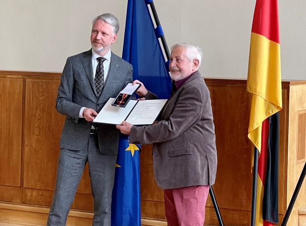 Senator Scheel überreicht das  Verdienstkreuzes am Bande des Verdienstordens der Bundesrepublik Deutschland an Erich John, Foto: SenSW