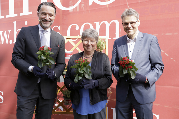 Senatorin Lompscher mit Co-Geschäftsführer Christoph Reschke und Bezirksstadtrat Jörn Oltmann, Foto: Hines Immbolien GmbH 