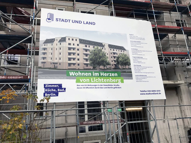 Bauschild für das Wohnungsbauprojekt der STADT UND LAND in Lichtenberg