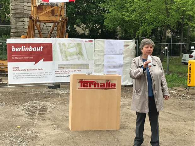 Senatorin Katrin Lompscher auf der Grundsteinlegung für die neue modulare Holzbau-Kita am Kummerower Ring