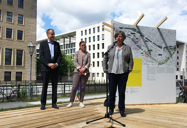 Personen v.l.n.r.: Georg Garlichs (Chief Financial Officer (CFO) der ESMT), Charlotte Hopf (Vorstand Flussbad e.V.), Katrin Lompscher (Senatorin SenStadtWohn),  Bild: SenStadtWohn 