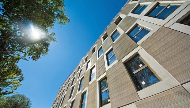 Fassade mit den Fertigelementen der modularen Bauweise; Foto: Hans Martin Fleischer