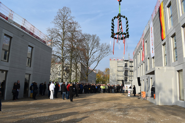 Richtfest der landeseigenen Gemeinschaftsunterkunft  für Flüchtlinge in Steglitz-Zehlendorf ; Bild: SenStadtWohn