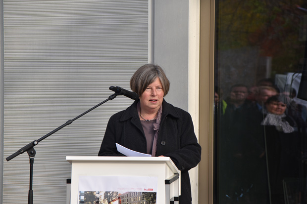 Senatorin Katrin Lompscher, Baumaßnahme Gemeinschaftsunterkunft  für Flüchtlinge auf dem Grundstück Leonorenstraße; Bild: SenStadtWohn