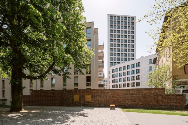 Blick auf das Bürohochhaus