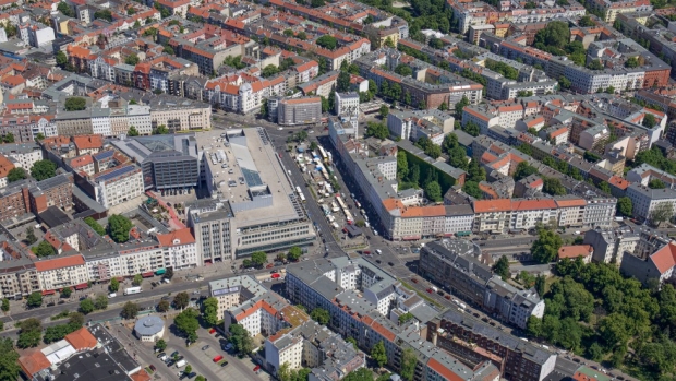 Luftbild auf einen Platz mit mehrgeschossigen Häusern und Straßen