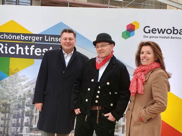 Senator Geisel beim Richtfest