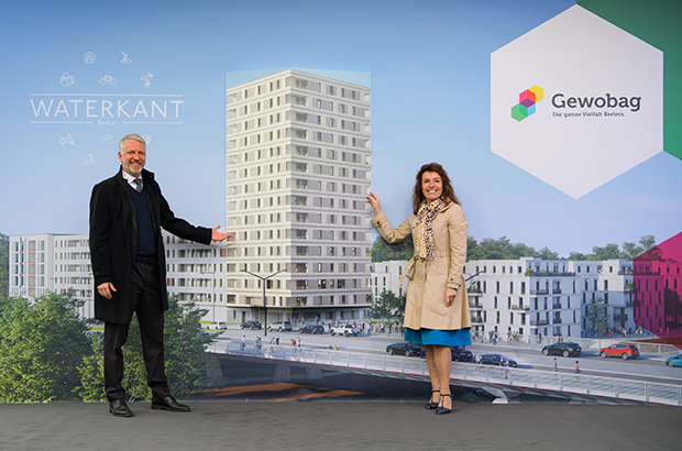 Senator Sebastian Scheel und Snezana Michaelis (Gewobag) legten heute den Grundstein für ein 16-geschossiges Hochhaus an der WATERKANT Berlin, Foto: City Press 