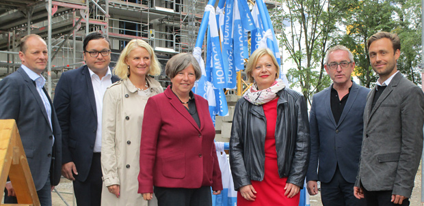 Richtfest Dolgenseestraße mit Senatorin Katrin Lompscher (vierte Person von links); Bild SenStadtWohn