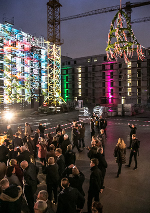 Das bisher größte Neubauvorhaben der GESOBAU wurde beim Richtfest feierlich illuminiert. Foto: GESOBAU AG / Christoph Schieder
